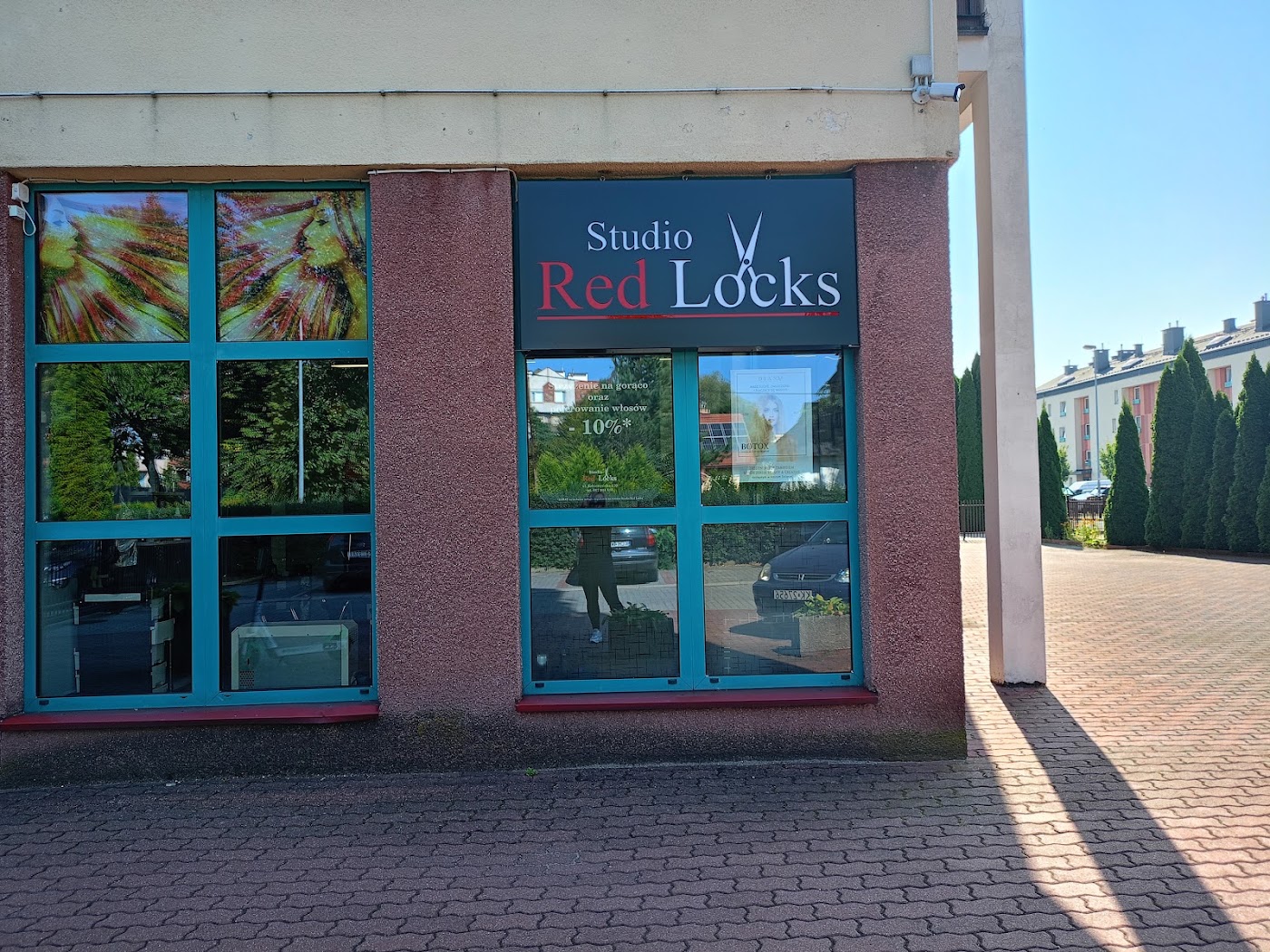 Witryna Studio Red Locks przy Kobierzyńskiej z turkusowymi ramami okien